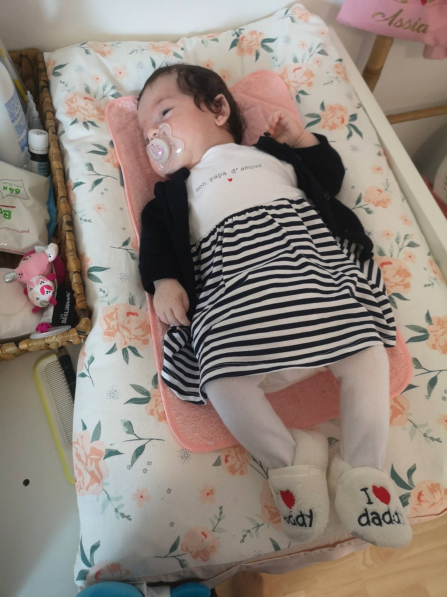 Assia a rejoint le concours — aidez-le/la à gagner de superbes lots ! arm, baby_toddler_clothing, comfort, fashion, human_leg, joint, knee, lap, leg, linens, pattern, person, pink, shoe, shorts, sleeve, sock, t_shirt, textile, thigh