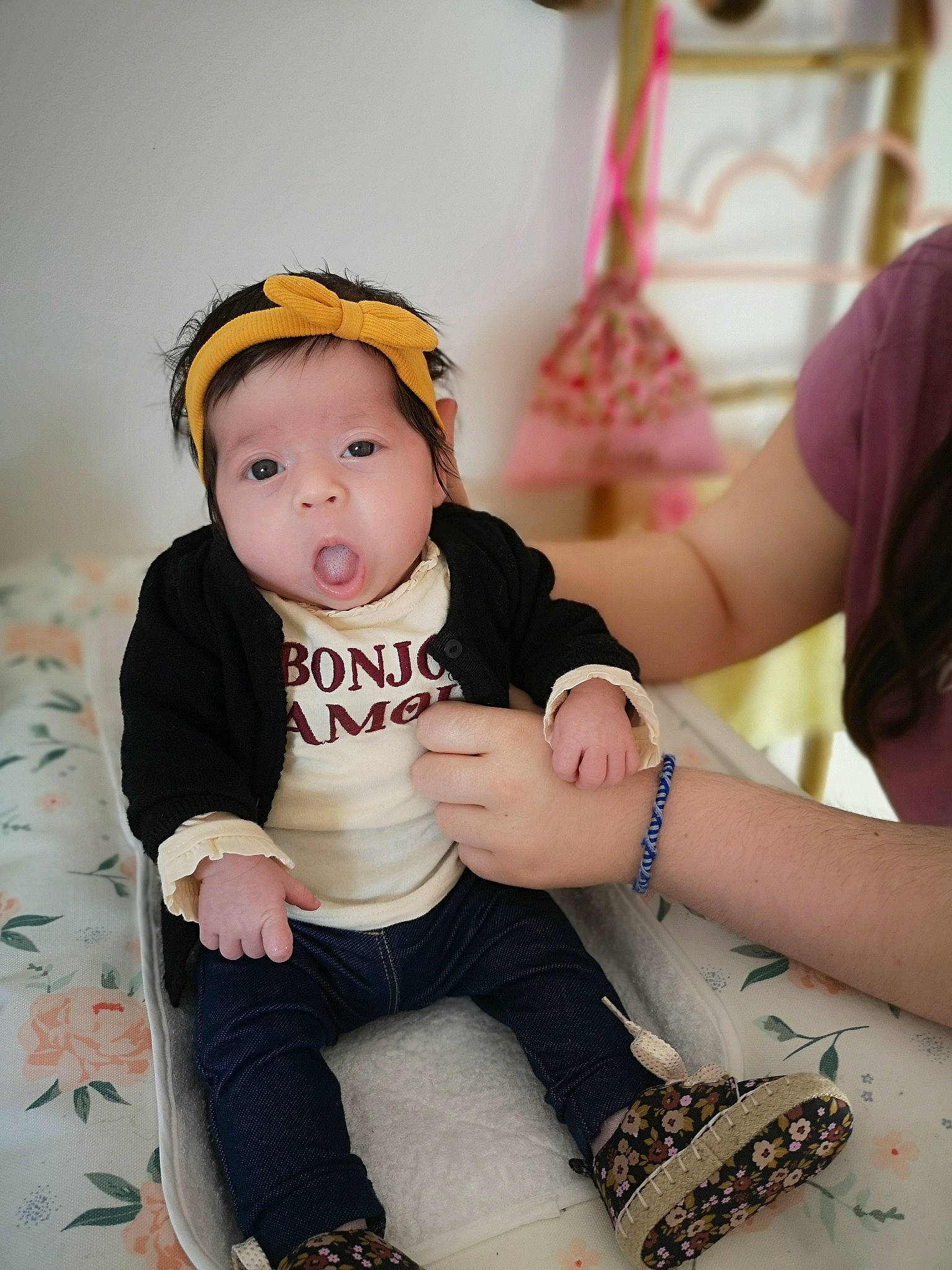 Assia a rejoint le concours — aidez-le/la à gagner de superbes lots ! baby, baby_toddler_clothing, child, clothing, comfort, finger, gesture, happy, joint, knee, leg, nail, person, pink, skin, sleeve, surprise, thigh, toddler, trunk