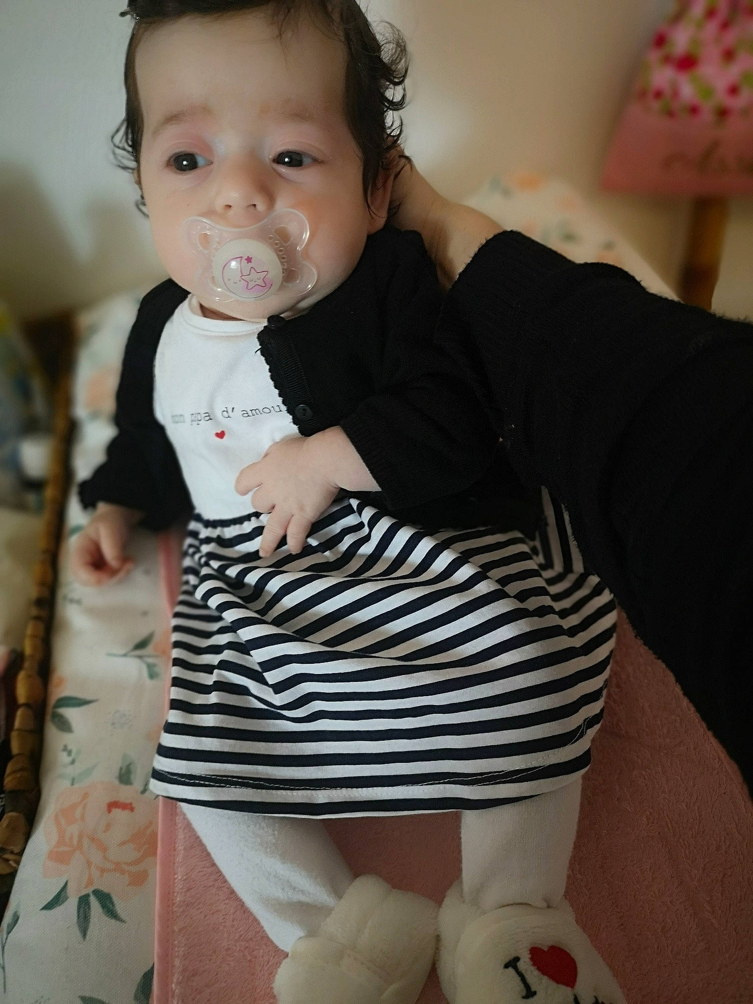 Assia a rejoint le concours — aidez-le/la à gagner de superbes lots ! baby, baby_toddler_clothing, black, cheek, child, comfort, dress_shirt, elbow, eyelash, hairstyle, happy, joint, knee, neck, person, shoulder, skin, sleeve, t_shirt, thigh