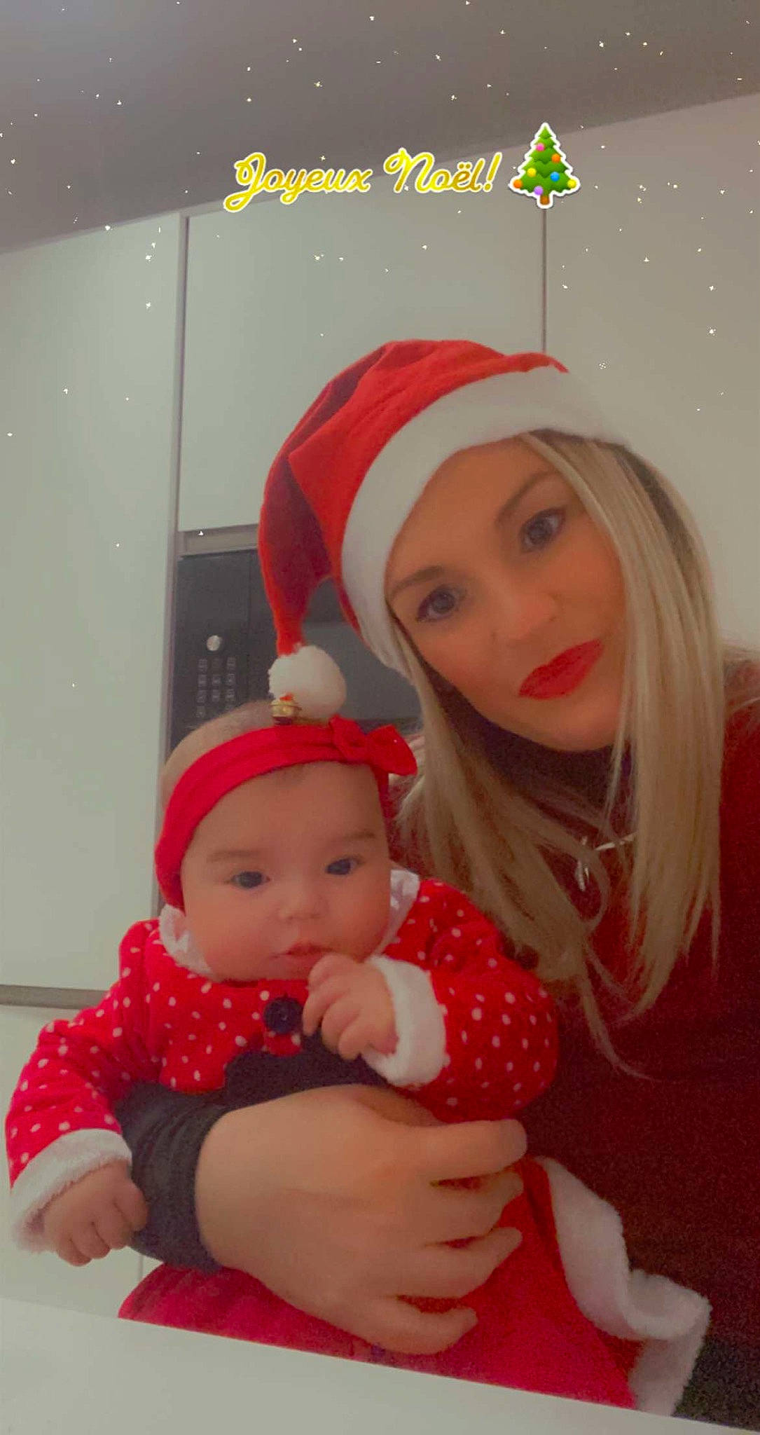 Aya a rejoint le concours — aidez-le/la à gagner de superbes lots ! baby, baby_toddler_clothing, cap, child, christmas_eve, comfort, event, facial_expression, fictional_character, fun, happy, hat, headwear, holiday, joy, knit_cap, lip, pattern, person, product