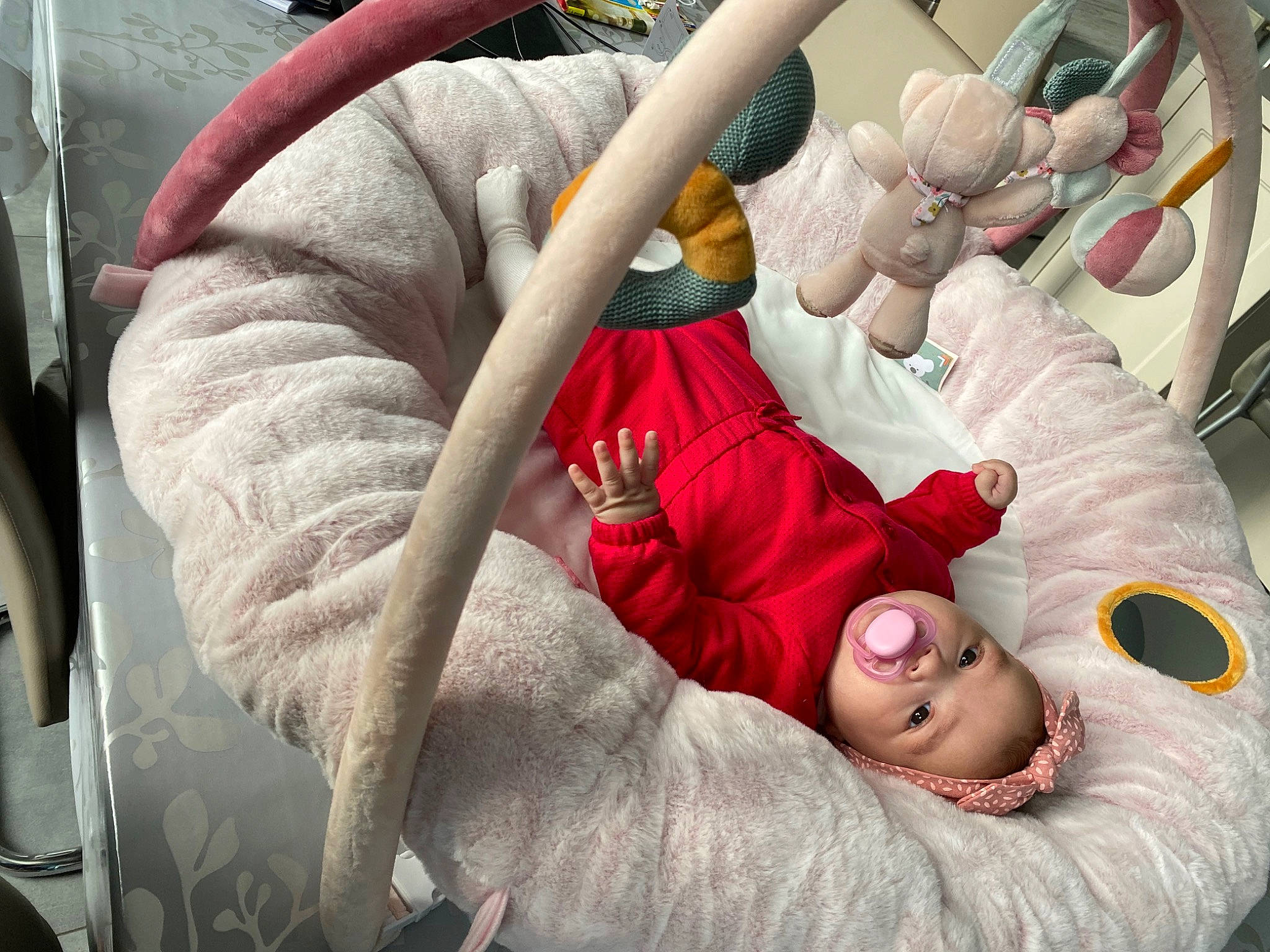 Aya a rejoint le concours — aidez-le/la à gagner de superbes lots ! baby, baby_products, baby_sleeping, bedding, car_seat, carmine, child, comfort, fictional_character, headwear, linens, mammal, nap, person, plush, product, skin, stuffed_toy, textile, toddler