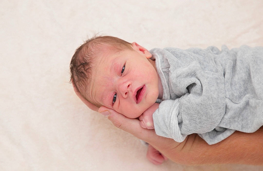 Leiya a rejoint le concours — aidez-le/la à gagner de superbes lots ! baby, baby_toddler_clothing, cheek, child, collar, comfort, eyelash, finger, fur, gesture, happy, iris, linens, pattern, person, portrait_photography, sitting, sleeve, smile, toddler