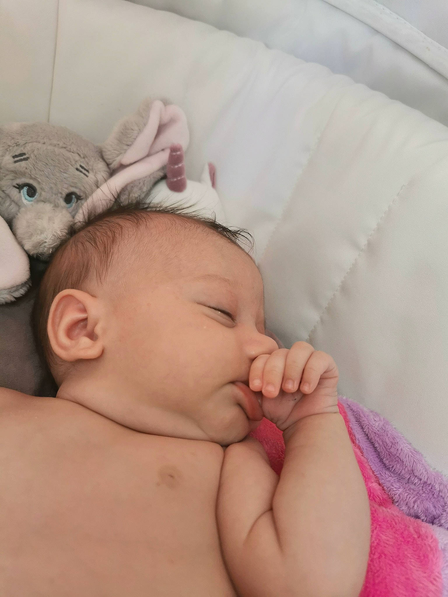 Leiya a rejoint le concours — aidez-le/la à gagner de superbes lots ! abdomen, baby, baby_sleeping, baby_toddler_clothing, cheek, chest, child, comfort, eyebrow, eyelash, flesh, happy, head, linens, person, pink, skin, stomach, thumb, toddler