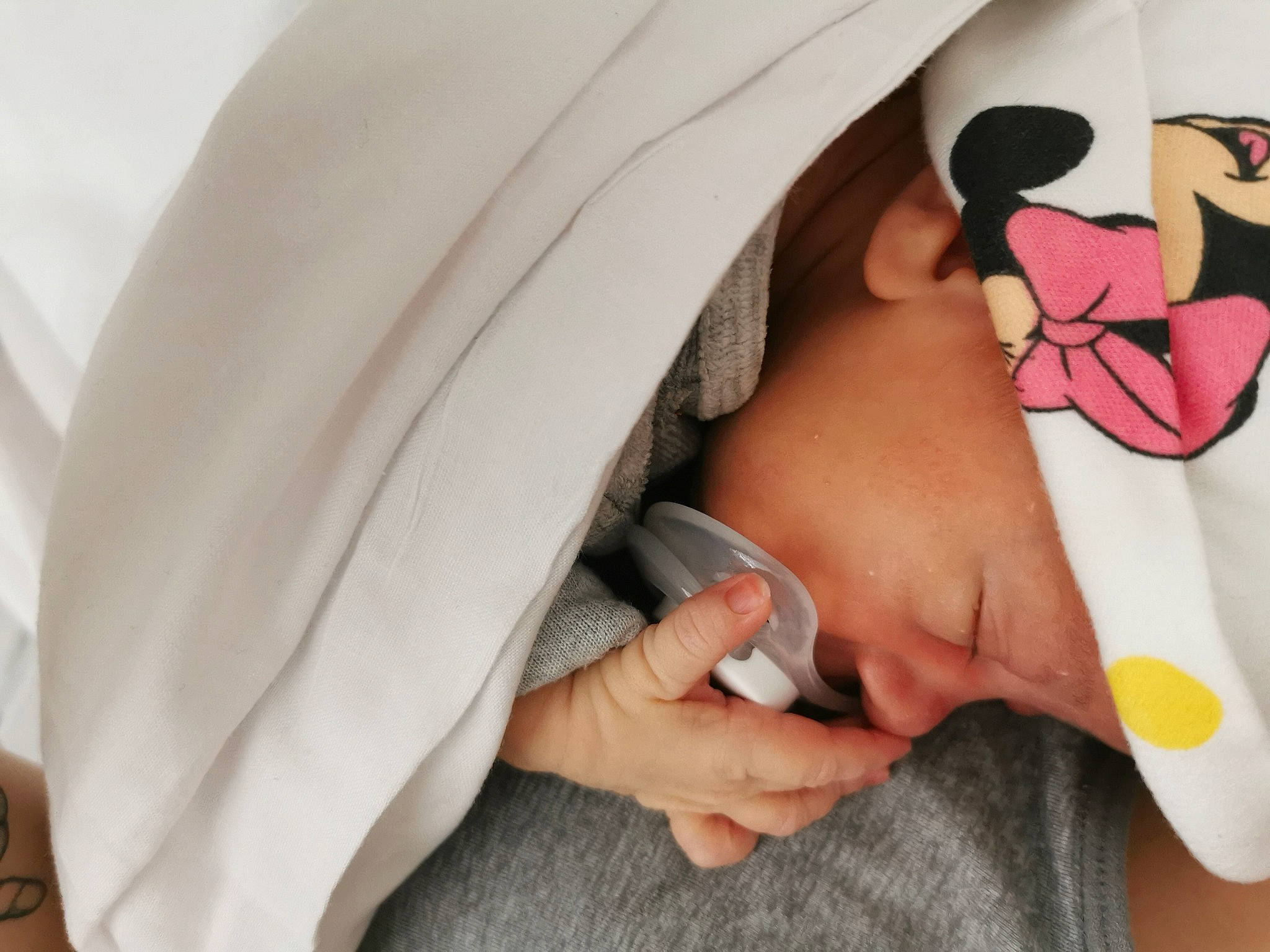 Leiya participe au concours pour gagner de l'argent avec cette photo : abdomen, baby, carmine, child, comfort, fashion_accessory, finger, foot, gesture, happy, headwear, human_leg, joint, knee, linens, nail, neck, peach, person, sleeve