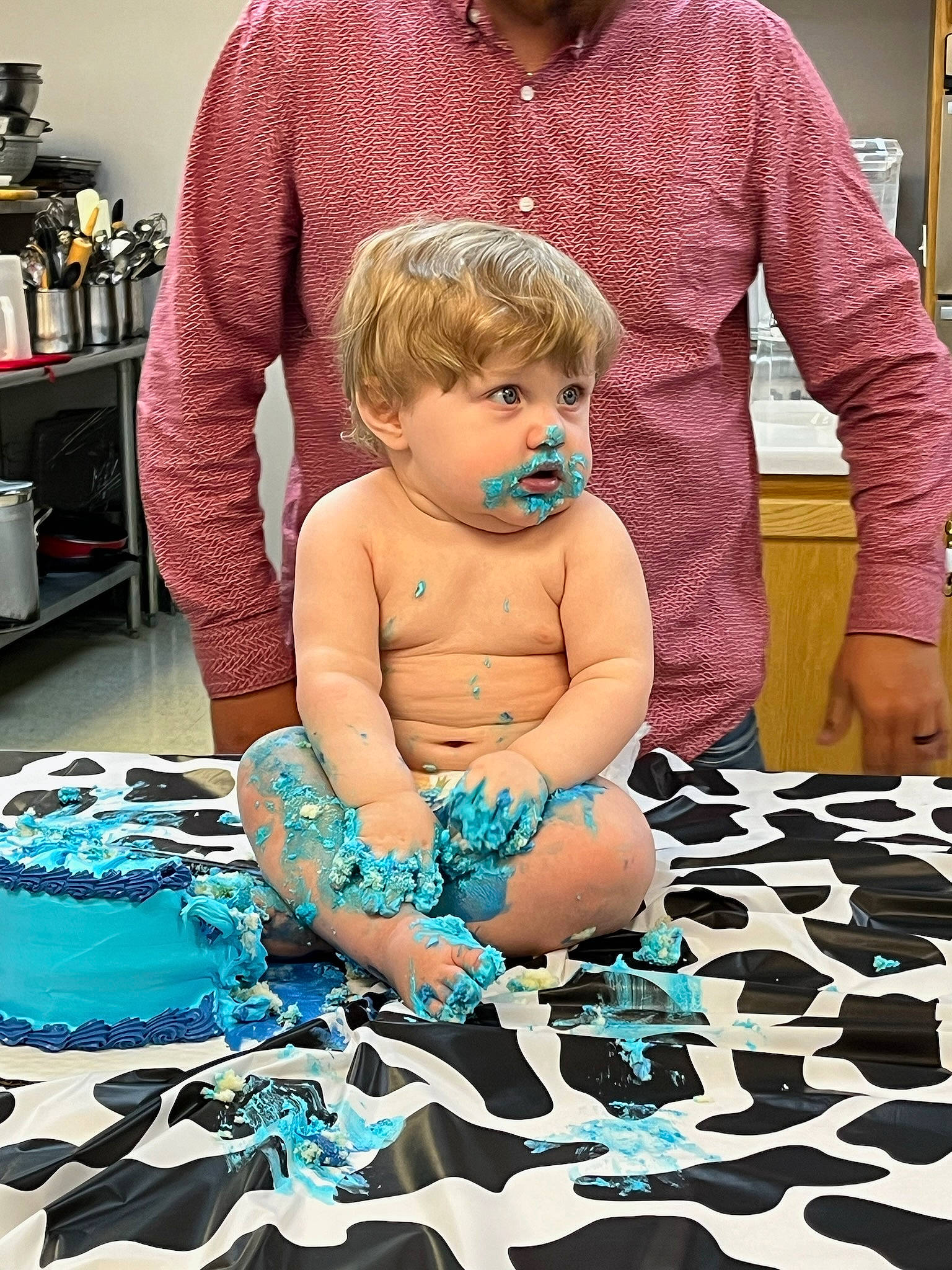 Lennox is registered to the contest to win money with this photo: baby, birthday, blue, cake, cake_decorating, chair, child, dessert, electric_blue, event, fun, green, happy, jewellery, leisure, pattern, people, person, play, sitting