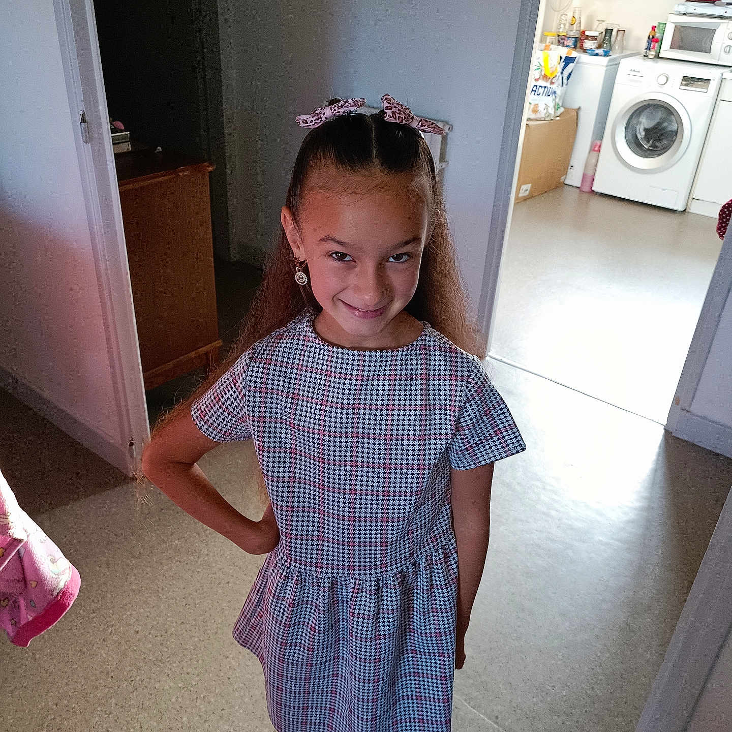 Louane a rejoint le concours — aidez-le/la à gagner de superbes lots ! accessories, appliance, bag, blouse, box, child, clothing, device, dress, electricaldevice, female, girl, handbag, hardwood, laundry, microwave, oven, person, washer, wood