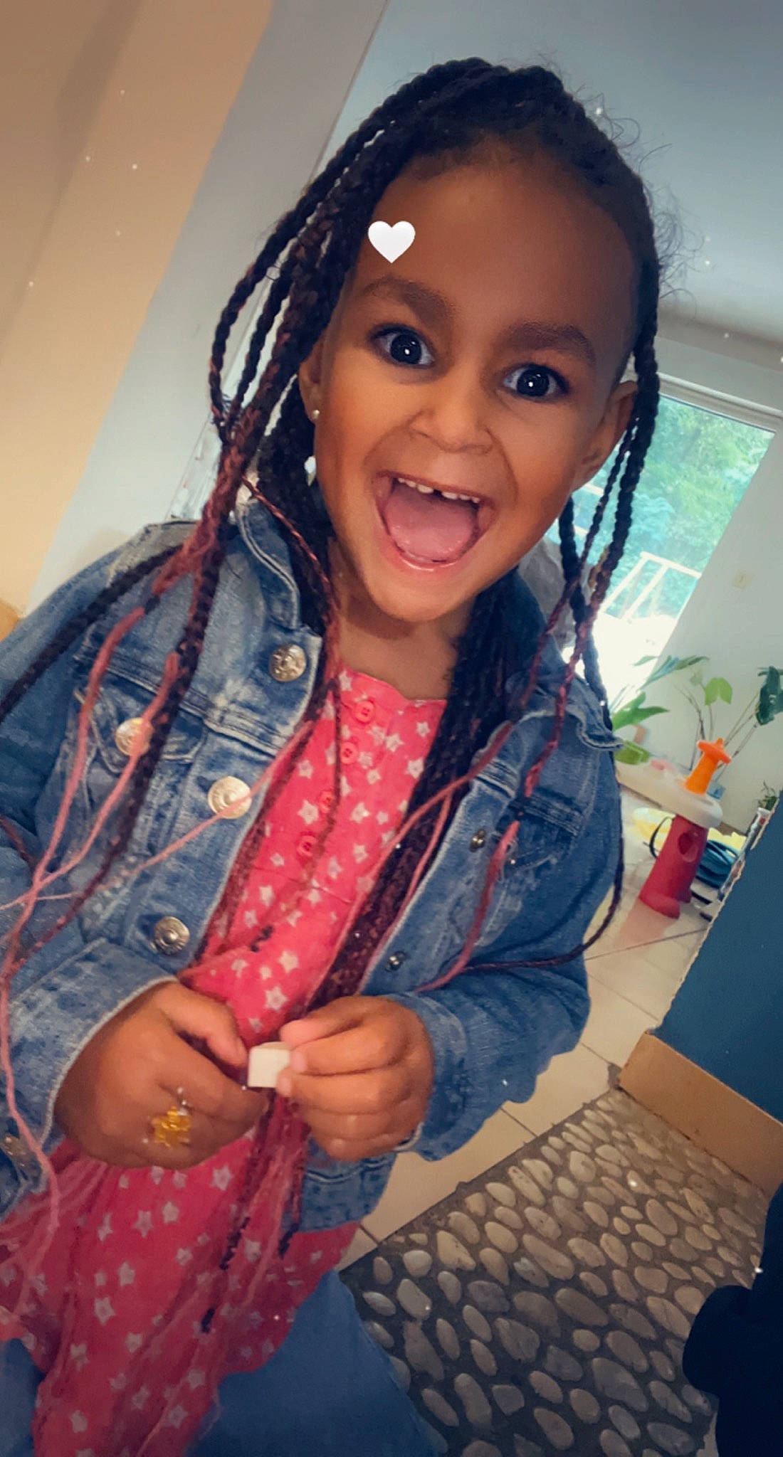 Aaliyah a rejoint le concours — aidez-le/la à gagner de superbes lots ! audio_equipment, black_hair, cheek, child, computer_keyboard, cornrows, face, fashion_design, fun, hairstyle, happy, input_device, jewellery, joy, lip, pattern, person, skin, sleeve, smile