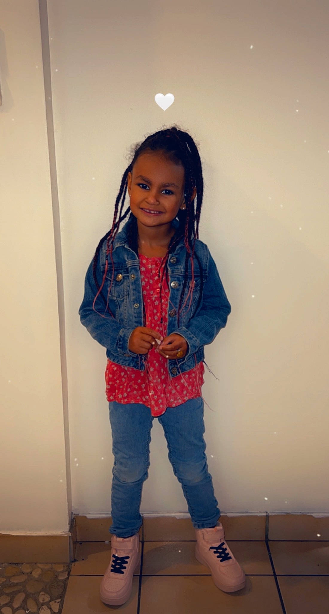 Aaliyah a rejoint le concours — aidez-le/la à gagner de superbes lots ! baby_toddler_clothing, child, denim, electric_blue, fashion_accessory, fashion_design, fun, happy, jewellery, joy, long_hair, magenta, outerwear, pattern, person, room, sandal, shoulder, sitting, sleeve