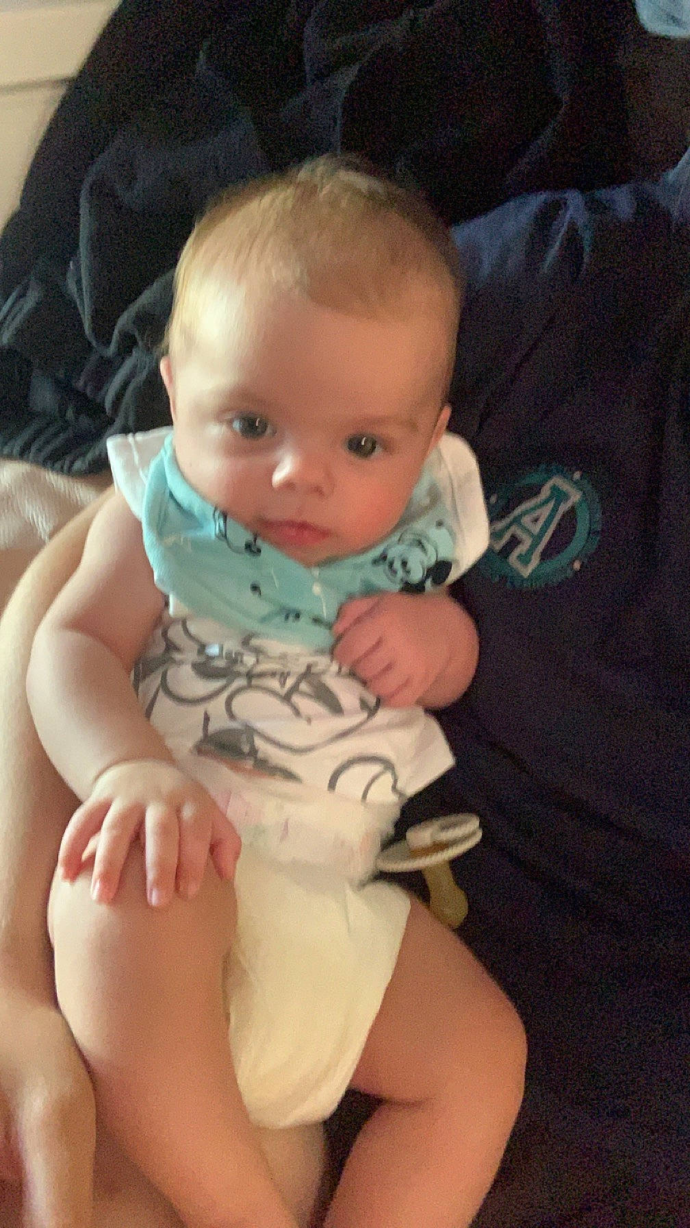 Mike a rejoint le concours — aidez-le/la à gagner de superbes lots ! arm, baby, baby_toddler_clothing, cheek, comfort, eye, facial_expression, finger, gesture, hand, head, human_body, iris, lap, mouth, neck, person, skin, stomach, thigh