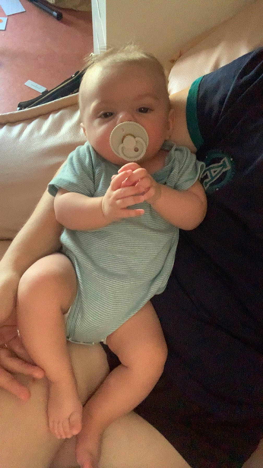 Mike participe au concours pour gagner de l'argent avec cette photo : arm, baby_toddler_clothing, cheek, chin, comfort, eye, face, facial_expression, hair, hairstyle, head, human_body, joint, leg, lip, mouth, neck, nose, person, shoulder