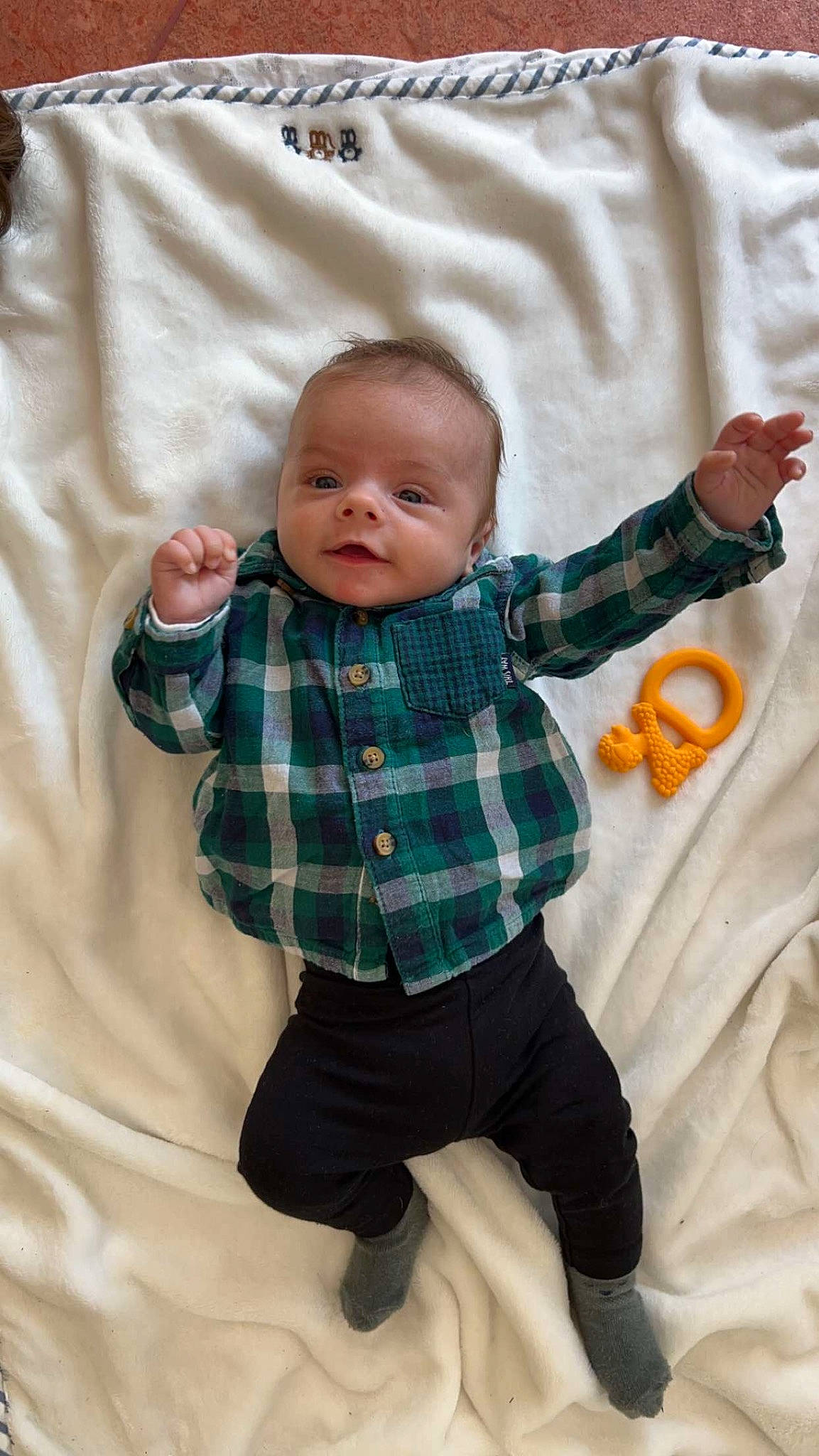 Mike a rejoint le concours — aidez-le/la à gagner de superbes lots ! arm, baby, baby_toddler_clothing, comfort, facial_expression, finger, gesture, hand, linens, mammal, outerwear, pattern, person, plaid, skin, sleeve, standing, tartan, textile, toddler