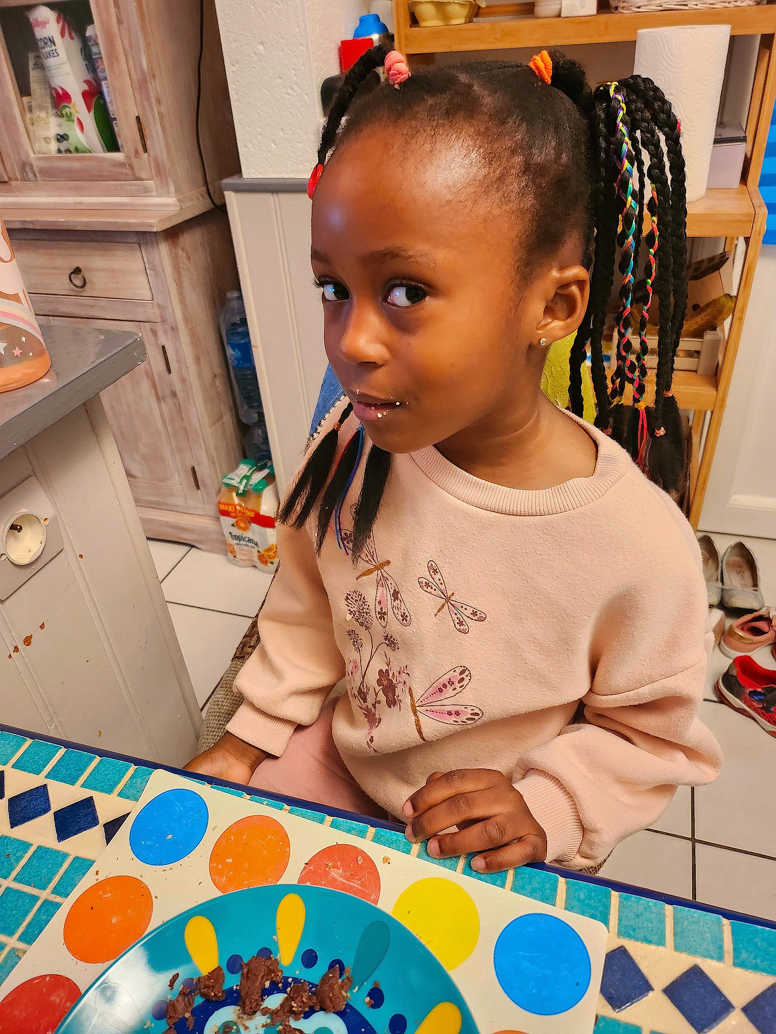 Selma participe au concours pour gagner de l'argent avec cette photo : art, braid, child, comfort_food, cornrows, cuisine, fun, indoor_games_and_sports, leisure, linens, necklace, person, plate, play, recreation, room, sweetness, t_shirt, tableware, toddler