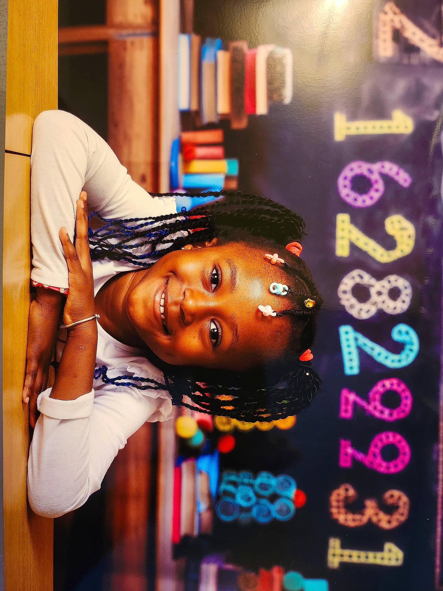 Selma participe au concours pour gagner de l'argent avec cette photo : art, child, eyewear, flash_photography, font, fun, happy, joy, person, room, smile, t_shirt