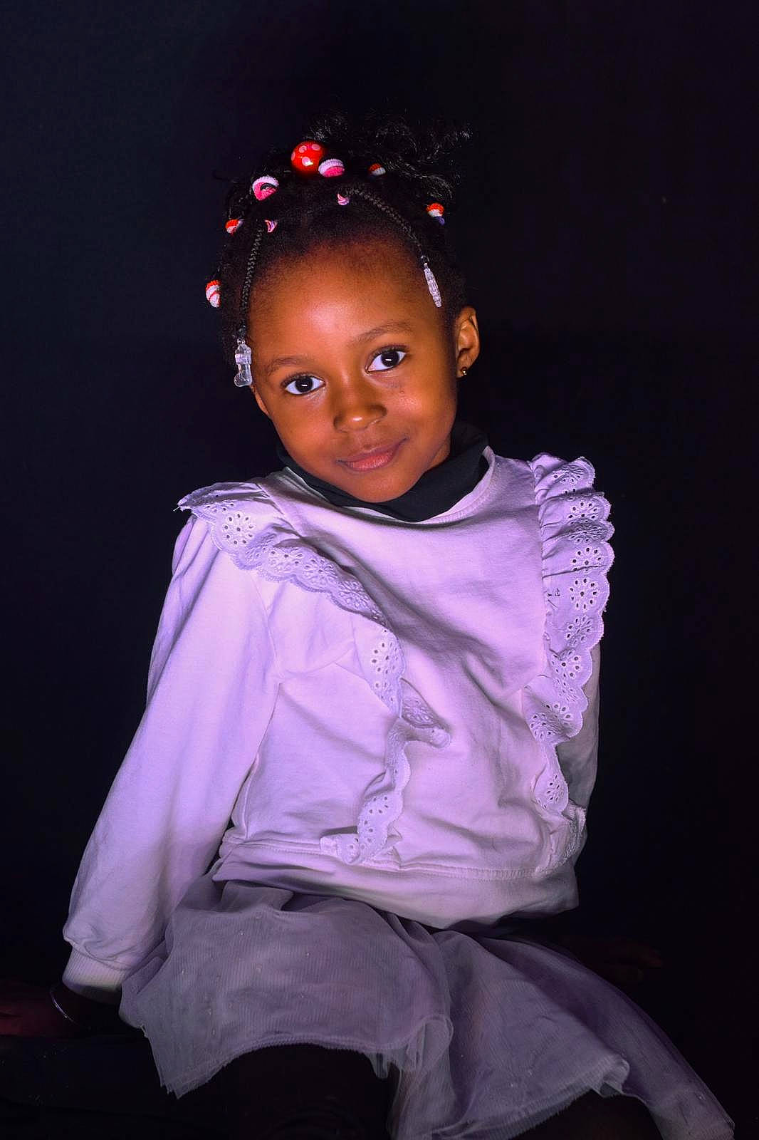 Selma a rejoint le concours — aidez-le/la à gagner de superbes lots ! baby_toddler_clothing, cheek, child, chin, electric_blue, event, fashion_design, flash_photography, fun, hair, happy, jewellery, joy, lip, magenta, person, pink, purple, sitting, sleeve