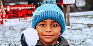 Arthur a rejoint le concours — aidez-le/la à gagner de superbes lots ! child, boy, snowball, winter, beanie, hat, glove, coat, jacket, smile, face, eyes, portrait, outdoors, park, snow, trees, playground_equipment, red_structure, candid
