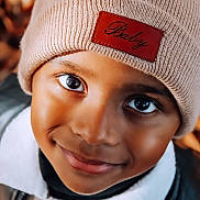 Arthur a rejoint le concours — aidez-le/la à gagner de superbes lots ! child, kid, beanie_hat, hat_label, smile, big_eyes, portrait, close_up, warm_tones, brown_eyes, cozy_clothing, jacket, shearling_collar, cute, happy, face, headwear, autumn_background, outdoor, youth