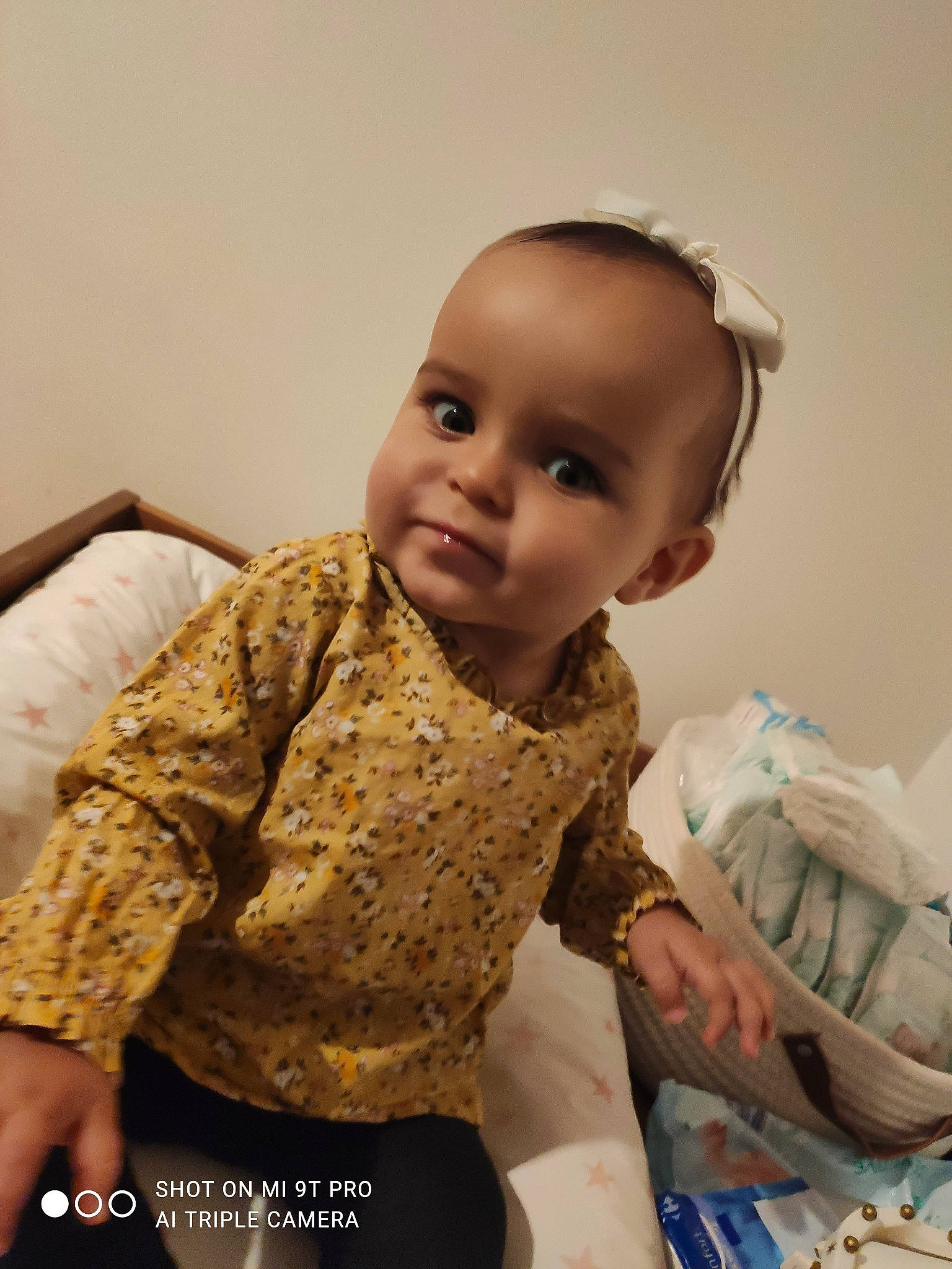 Naya a rejoint le concours — aidez-le/la à gagner de superbes lots ! baby, baby_toddler_clothing, cheek, child, comfort, elbow, eye, face, finger, fun, happy, head, mouth, neck, pattern, person, sitting, skin, sleeve, smile