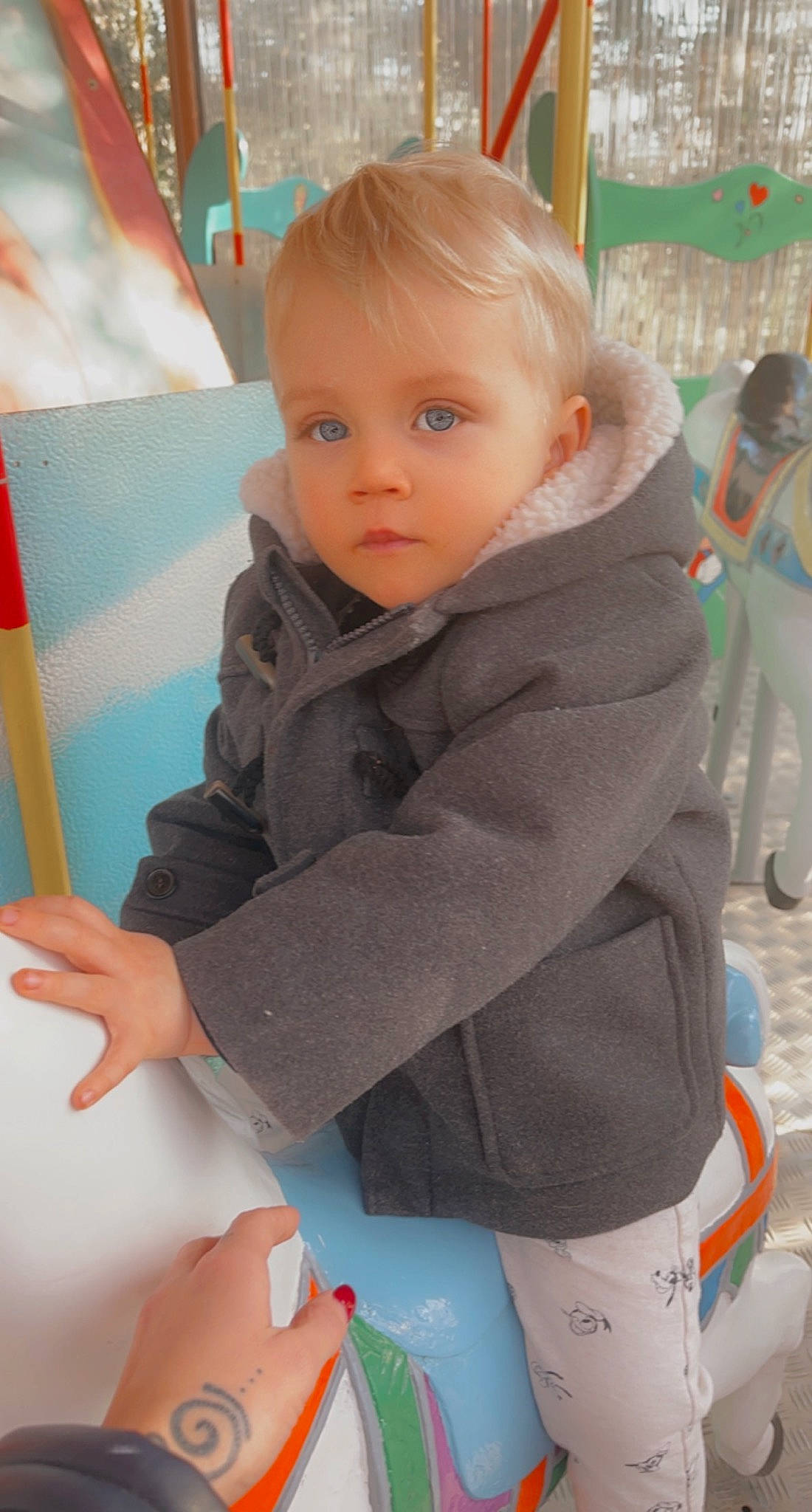 Loukas a rejoint le concours — aidez-le/la à gagner de superbes lots ! baby, baby_products, baby_toddler_clothing, blond, cheek, child, comfort, fun, hairstyle, happy, head, iris, leisure, outerwear, person, product, sitting, skin, sleeve, standing