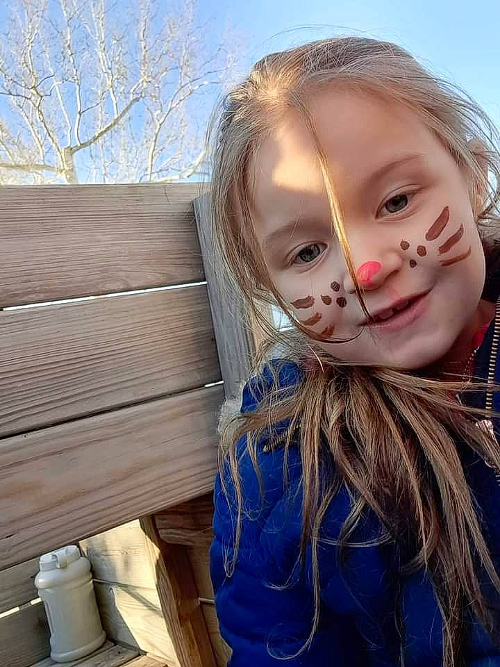 Mareena is registered to the contest to win money with this photo: bench, blond, brown_hair, electric_blue, eye, grass, happy, iris, leisure, lip, long_hair, outdoor_furniture, people_in_nature, person, skin, sky, smile, surfer_hair, toddler, tree