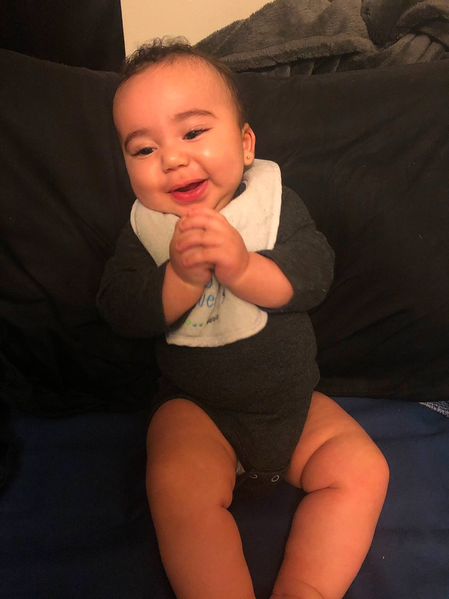 Amarii is registered to the contest to win money with this photo: arm, baby, cheek, child, chin, eye, face, finger, hand, head, human_body, joint, joy, leg, muscle, neck, person, sitting, skin, smile