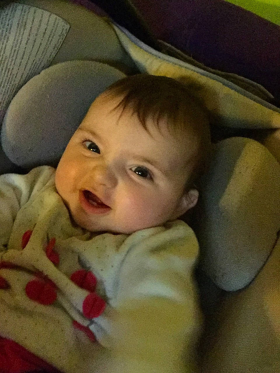 Lola participe au concours pour gagner de l'argent avec cette photo : baby, cheek, chin, comfort, eye, eyebrow, face, facial_expression, head, headgear, iris, linens, lip, mammal, mouth, nose, person, skin, smile, textile