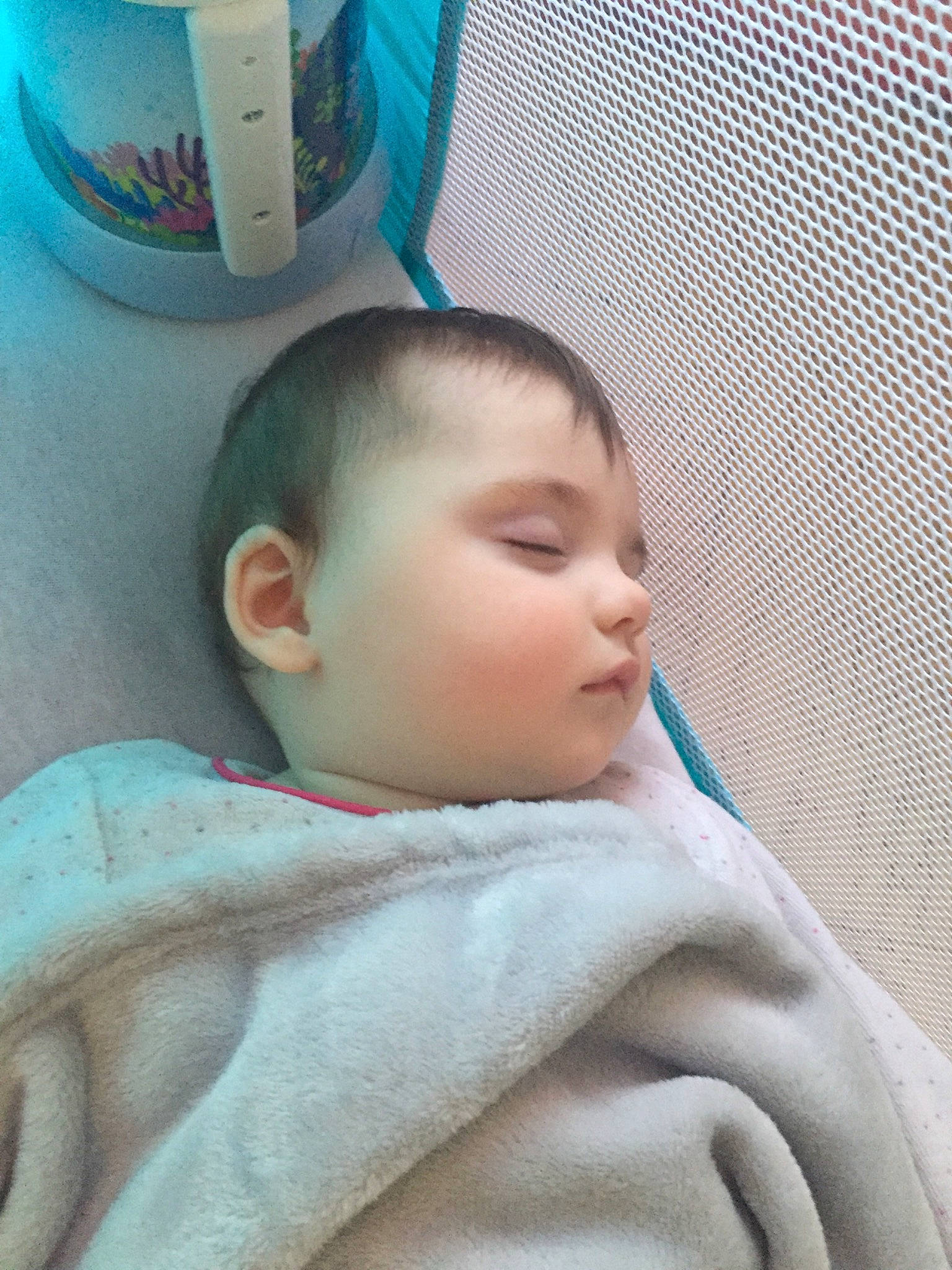 Lola participe au concours pour gagner de l'argent avec cette photo : baby, baby_toddler_clothing, blue, child, comfort, cup, drinkware, eye, eyelash, face, home_appliance, kitchen_appliance, linens, mug, nose, person, room, skin, sleeve, tableware