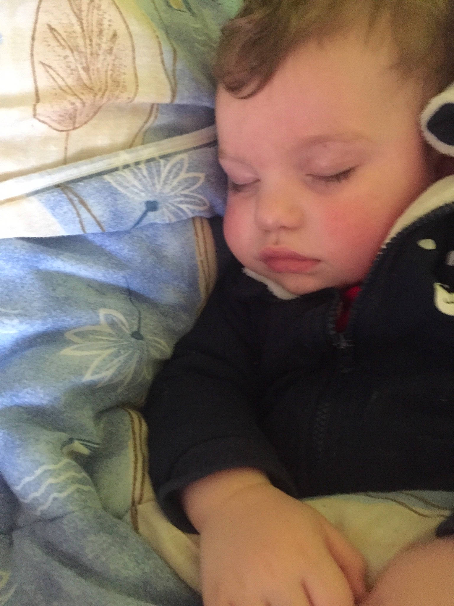 Brayan participe au concours pour gagner de l'argent avec cette photo : arm, baby, baby_toddler_clothing, cheek, chin, comfort, facial_expression, finger, gesture, grass, hairstyle, happy, head, human_body, interaction, iris, mouth, nose, person, skin