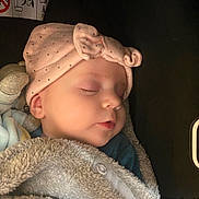 Leonore a rejoint le concours — aidez-le/la à gagner de superbes lots ! baby, infant, sleeping, hat, bow, blanket, car_seat, airbag_label, plush_toy, cozy, closeup, portrait, cheeks, eyelids, peaceful, clothing, soft_texture, button, headwear, slumber