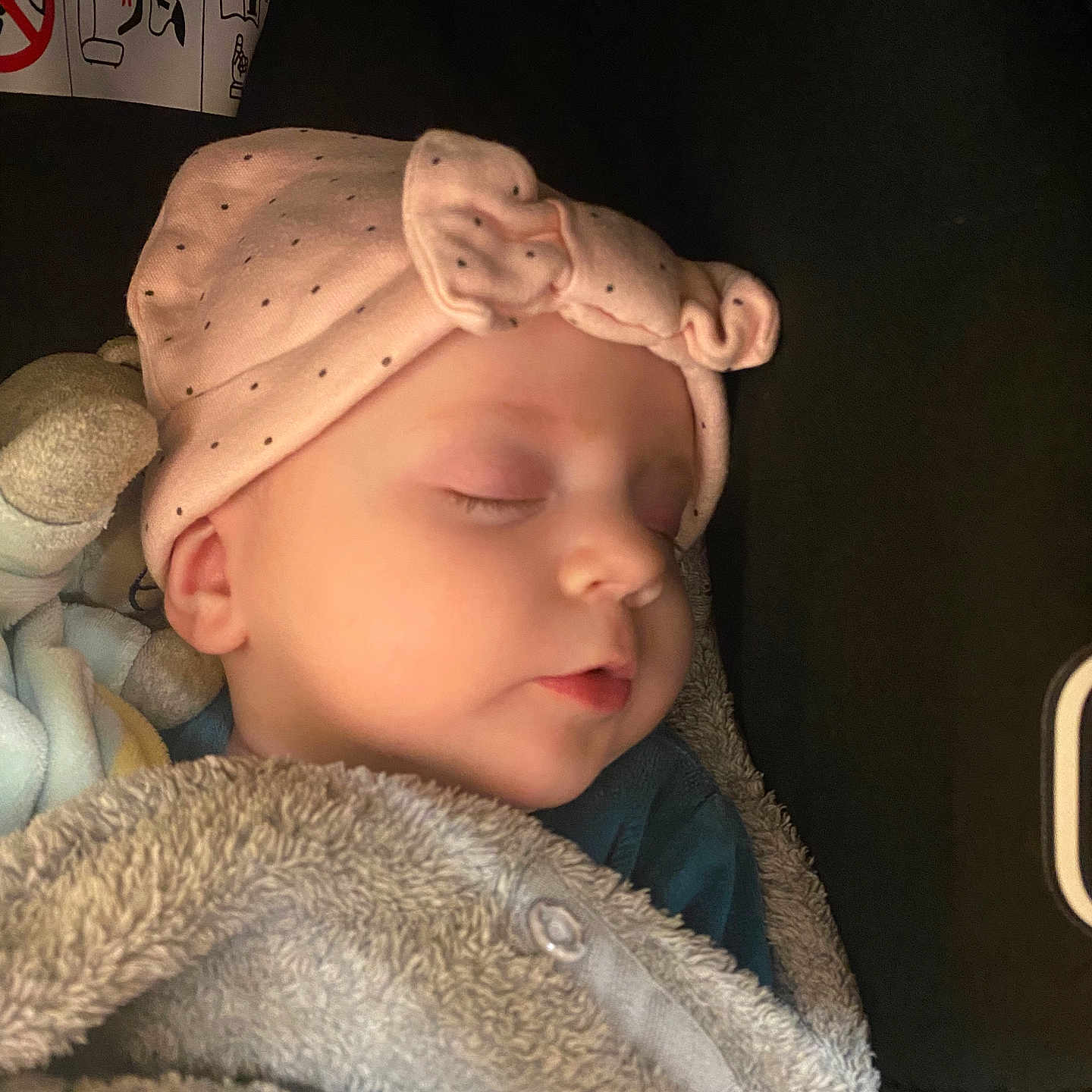 Leonore a rejoint le concours — aidez-le/la à gagner de superbes lots ! airbag_label, baby, blanket, bow, button, car_seat, cheeks, closeup, clothing, cozy, eyelids, hat, headwear, infant, peaceful, plush_toy, portrait, sleeping, slumber, soft_texture
