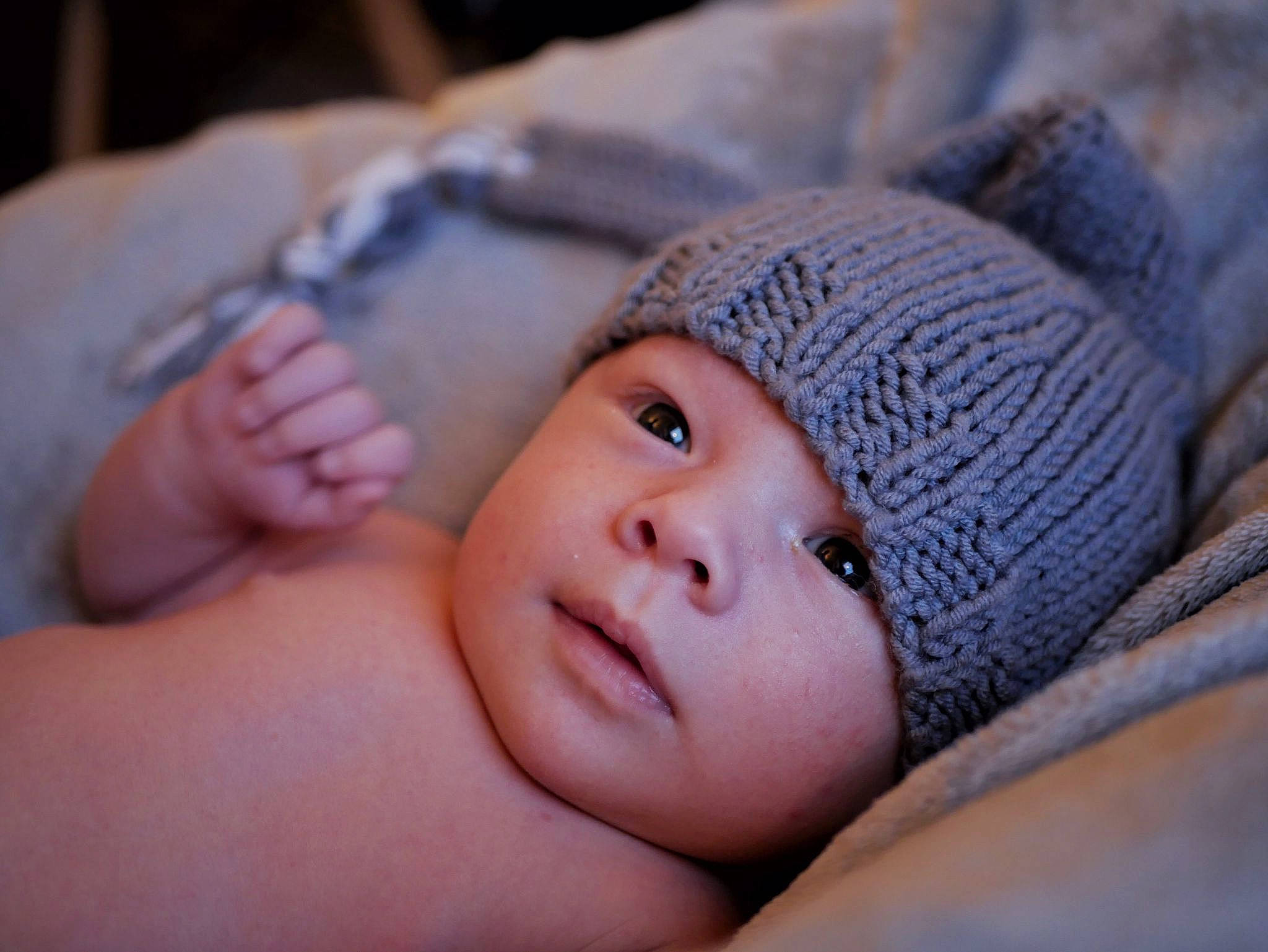 Timothy a rejoint le concours — aidez-le/la à gagner de superbes lots ! abdomen, baby, baby_sleeping, bedtime, cheek, child, close_up, comfort, eye, eyelash, fashion_accessory, finger, foot, headgear, headwear, human_body, linens, nose, person, skin