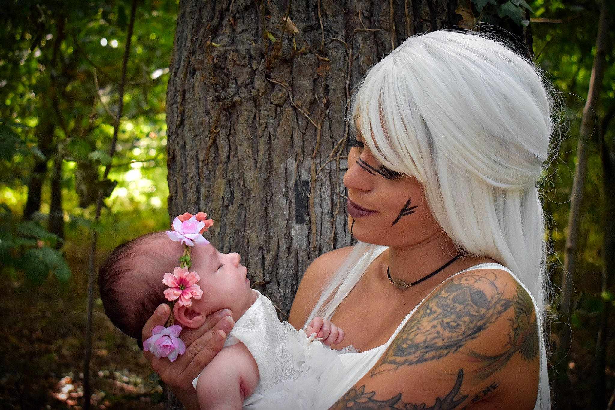 Freyja a rejoint le concours — aidez-le/la à gagner de superbes lots ! beauty, botany, fawn, flash_photography, flower, forest, gesture, grass, happy, jewellery, leaf, necklace, people, people_in_nature, person, photograph, plant, skin, smile, tree