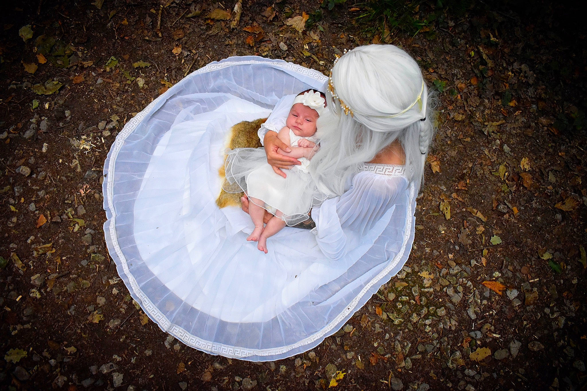 Freyja a rejoint le concours — aidez-le/la à gagner de superbes lots ! art, asphalt, baby, child, circle, concrete, dress, event, flash_photography, fun, grass, happy, headwear, people_in_nature, person, road_surface, sitting, soil, toddler, tree