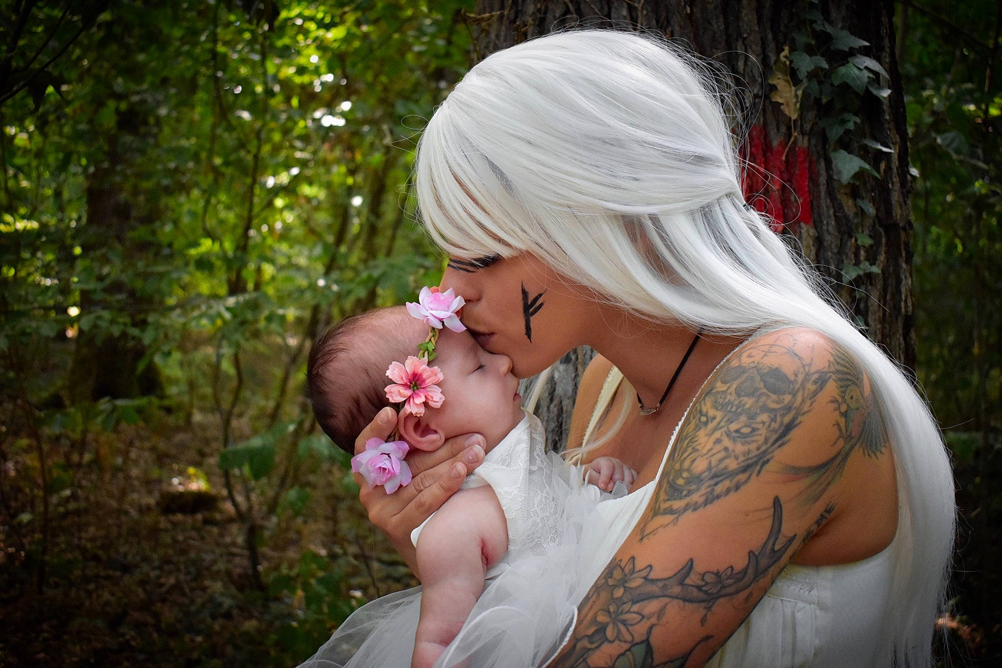 Freyja a rejoint le concours — aidez-le/la à gagner de superbes lots ! beauty, chest, cool, eyelash, eyewear, fawn, flower, gesture, grass, hair, happy, jewellery, neck, people_in_nature, person, plant, shoulder, tattoo, temporary_tattoo, tree