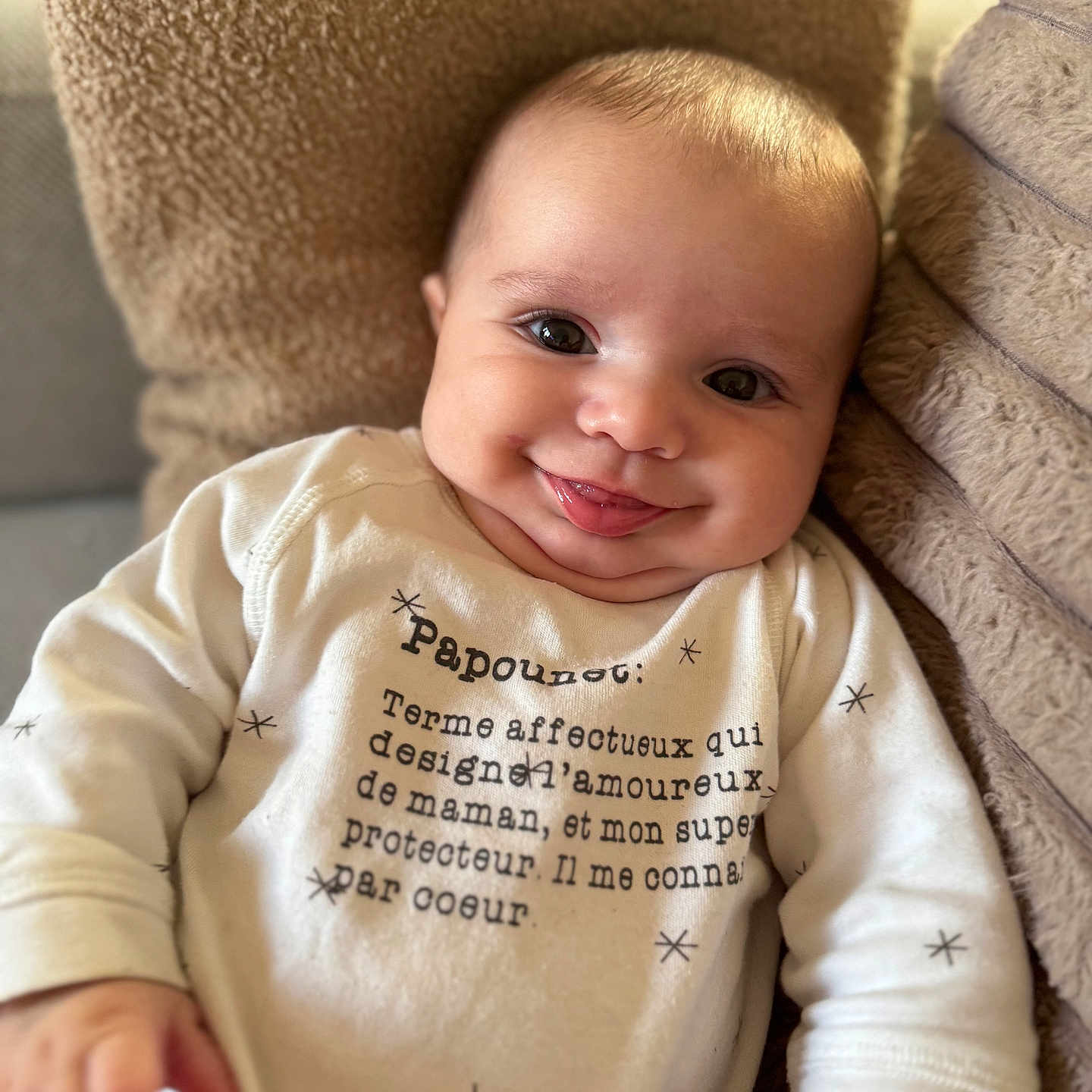 Nowen a rejoint le concours — aidez-le/la à gagner de superbes lots ! baby, cheeks, child, closeup, clothing, cozy, cushion, cute, expression, face, happy, indoor, infant, newborn, onesie, person, portrait, smile, soft_texture, tongue_out
