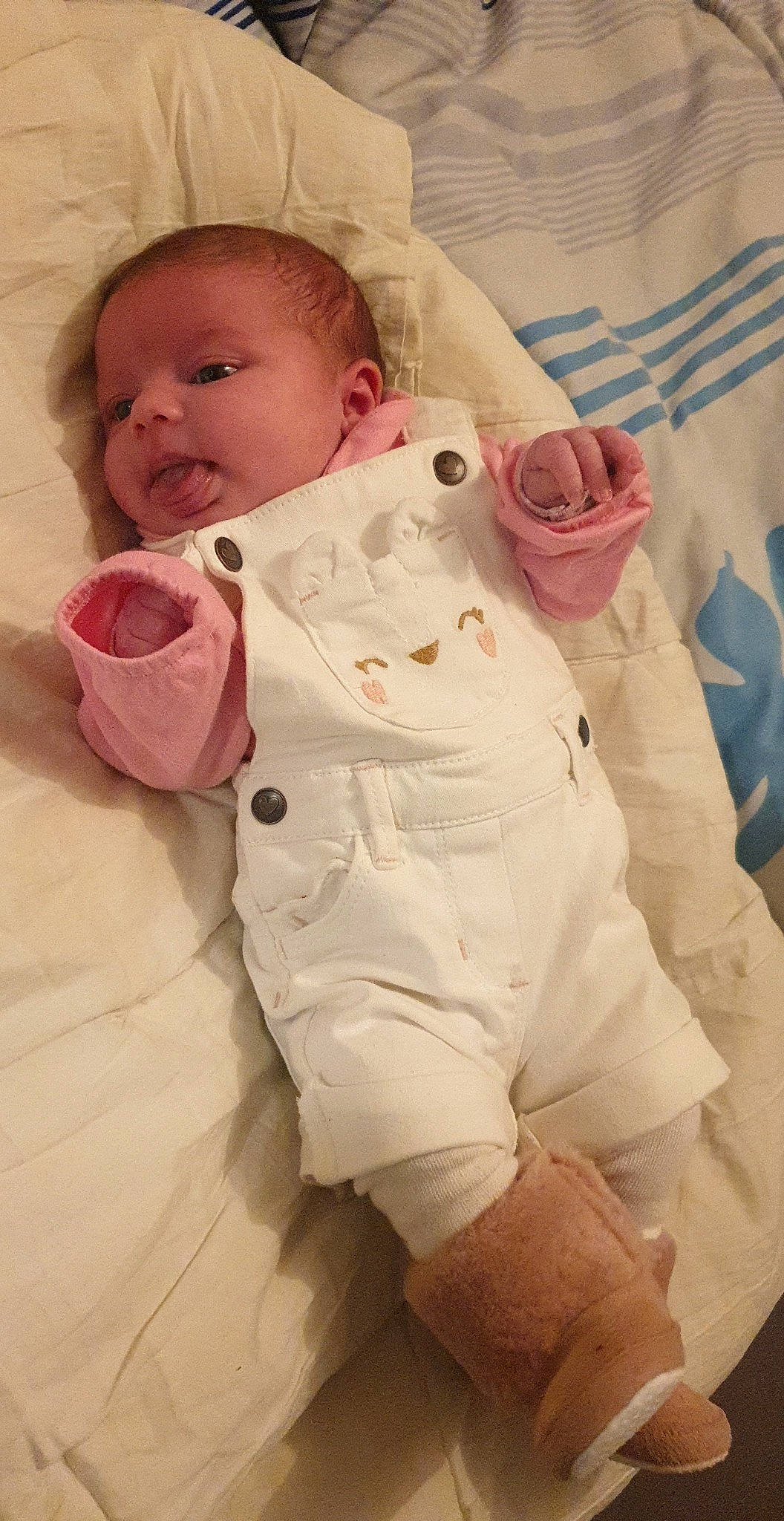 Joy a rejoint le concours — aidez-le/la à gagner de superbes lots ! baby, baby_toddler_clothing, cheek, collar, comfort, dress_shirt, facial_expression, finger, hand, head, human_body, linens, lip, mouth, neck, nose, person, pink, skin, sleeve