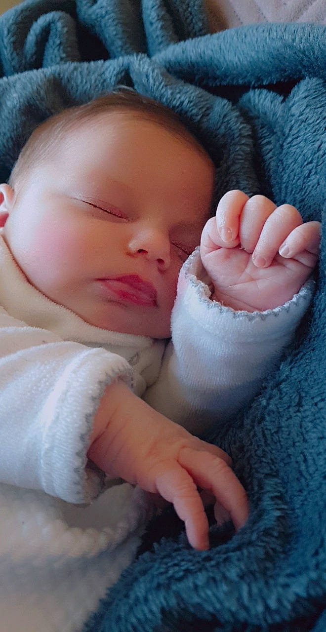 Joy a rejoint le concours — aidez-le/la à gagner de superbes lots ! arm, baby, baby_sleeping, baby_toddler_clothing, barefoot, blue, cheek, child, comfort, eyelash, finger, gesture, human_body, nose, person, pink, product, skin, textile, thumb