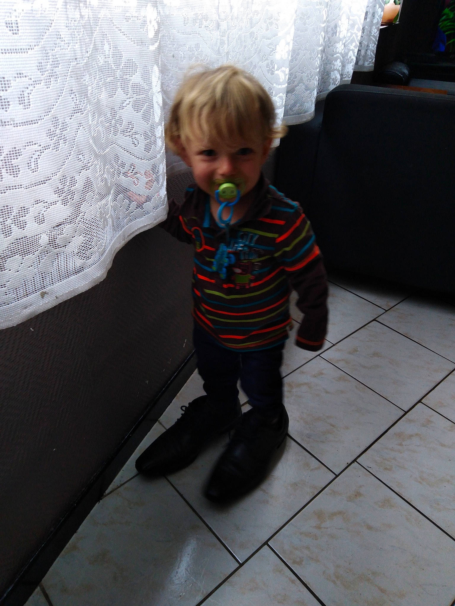 Ethan participe au concours pour gagner de l'argent avec cette photo : child, floor, flooring, fun, joy, leg, person, room, standing, toddler