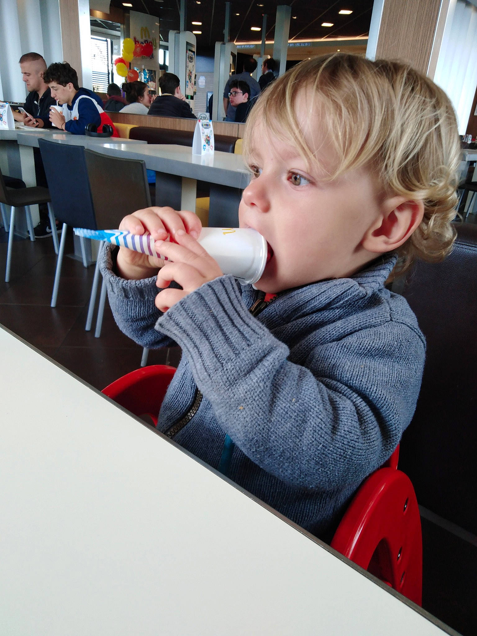 Ethan a rejoint le concours — aidez-le/la à gagner de superbes lots ! arm, baby, child, drink, eating, fast_food, food, person, restaurant, toddler, vacation