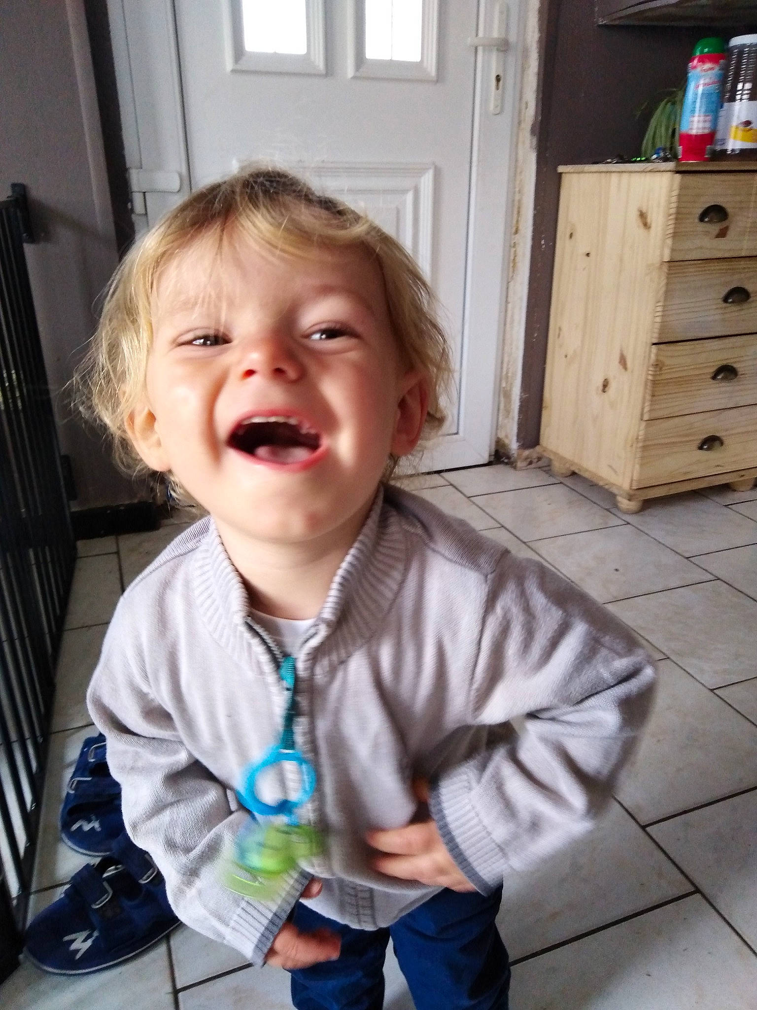 Ethan participe au concours pour gagner de l'argent avec cette photo : baby, cheek, child, face, facial_expression, fun, happy, head, laugh, nose, person, play, sitting, skin, smile, standing, t_shirt, toddler, tooth