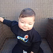 Samaël participe au concours pour gagner de l'argent avec cette photo : baby, child, smile, black_clothing, nike_logo, sweater, giraffe_toy, woven_chair, outdoor, sunlight, happy, cute, infant, playful, sitting, toy, person, portrait, casual, cozy