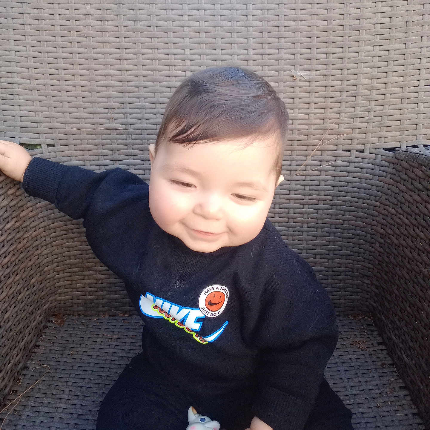 Samaël participe au concours pour gagner de l'argent avec cette photo : baby, black_clothing, casual, child, cozy, cute, giraffe_toy, happy, infant, nike_logo, outdoor, person, playful, portrait, sitting, smile, sunlight, sweater, toy, woven_chair