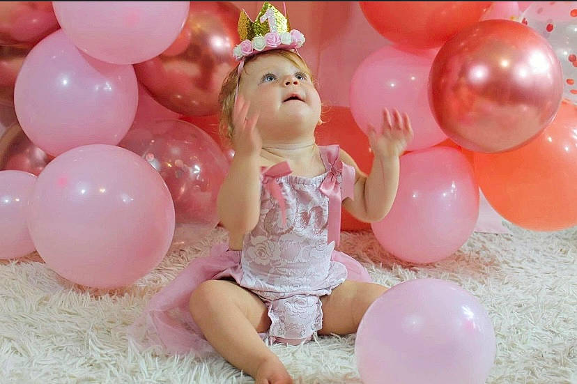Araya is registered to the contest to win money with this photo: arch, balloon, child, ear, event, fun, happy, head, leisure, light, magenta, party, party_supply, peach, person, pink, snapshot, sweetness, toddler, toy