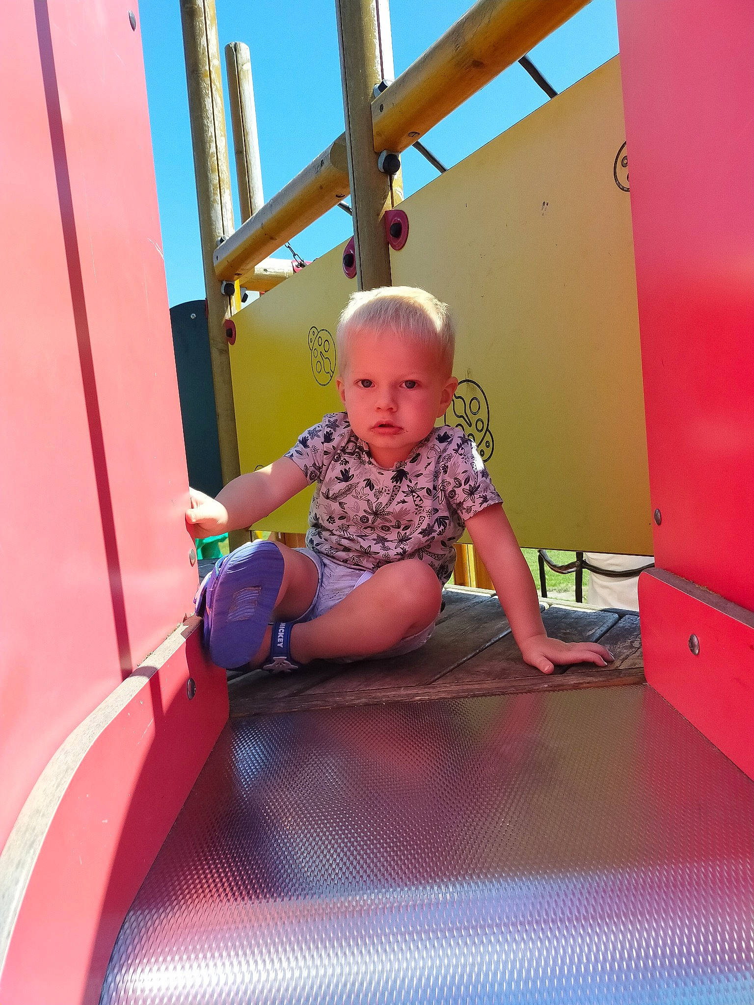 Leo participe au concours pour gagner de l'argent avec cette photo : child, fun, leisure, magenta, person, pink, play, toddler