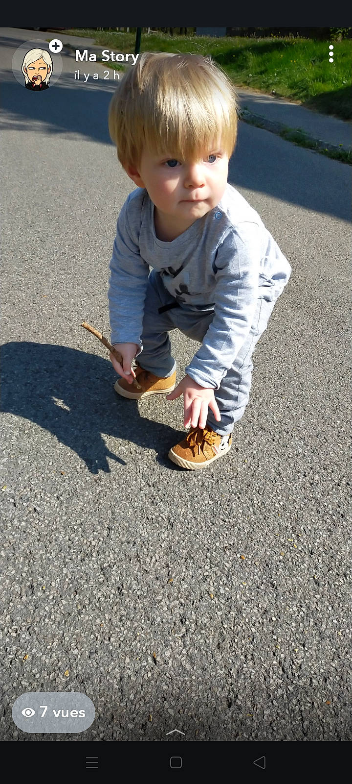 Leo participe au concours pour gagner de l'argent avec cette photo : asphalt, child, footwear, fun, jeans, leg, person, play, road_surface, shoe, toddler