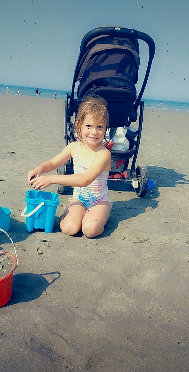 Elena participe au concours pour gagner de l'argent avec cette photo : child, fun, joy, leg, person, sand, summer, toddler, vacation