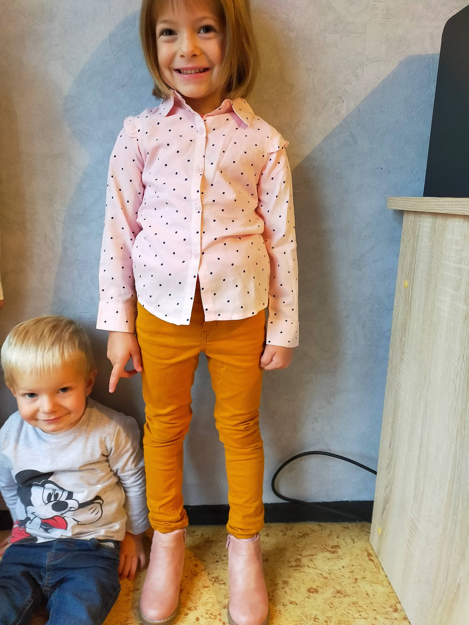 Elena a rejoint le concours — aidez-le/la à gagner de superbes lots ! beige, blouse, button, child, child_model, clothing, denim, footwear, jacket, jeans, joy, outerwear, pattern, peach, person, shirt, sleeve, standing, toddler, top