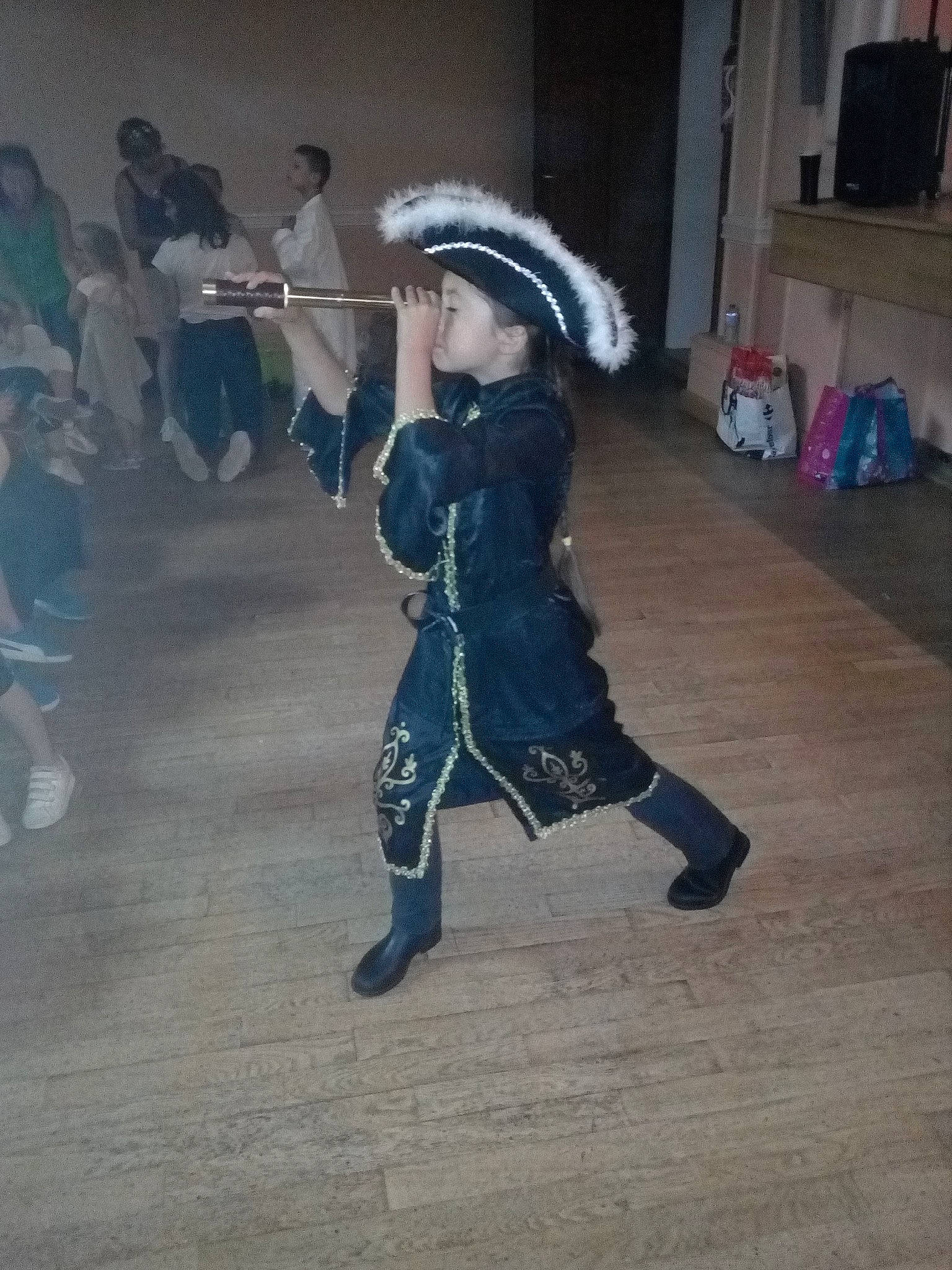 Zoé participe au concours pour gagner de l'argent avec cette photo : dance, dancer, headwear, person, street_dance