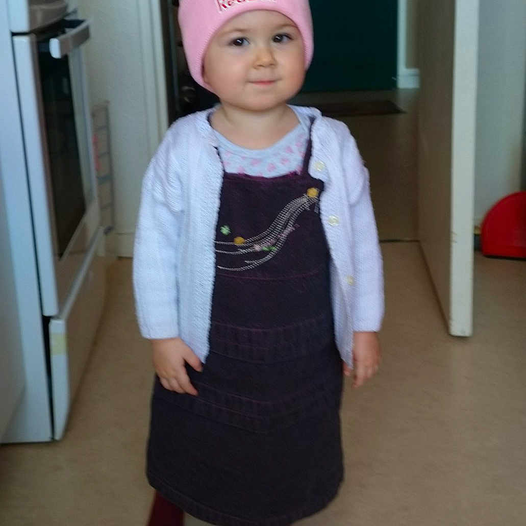 Cécilia a rejoint le concours — aidez-le/la à gagner de superbes lots ! child, clothing, costume, dress, head, headgear, headwear, person, pink, skin, smile, toddler, toy