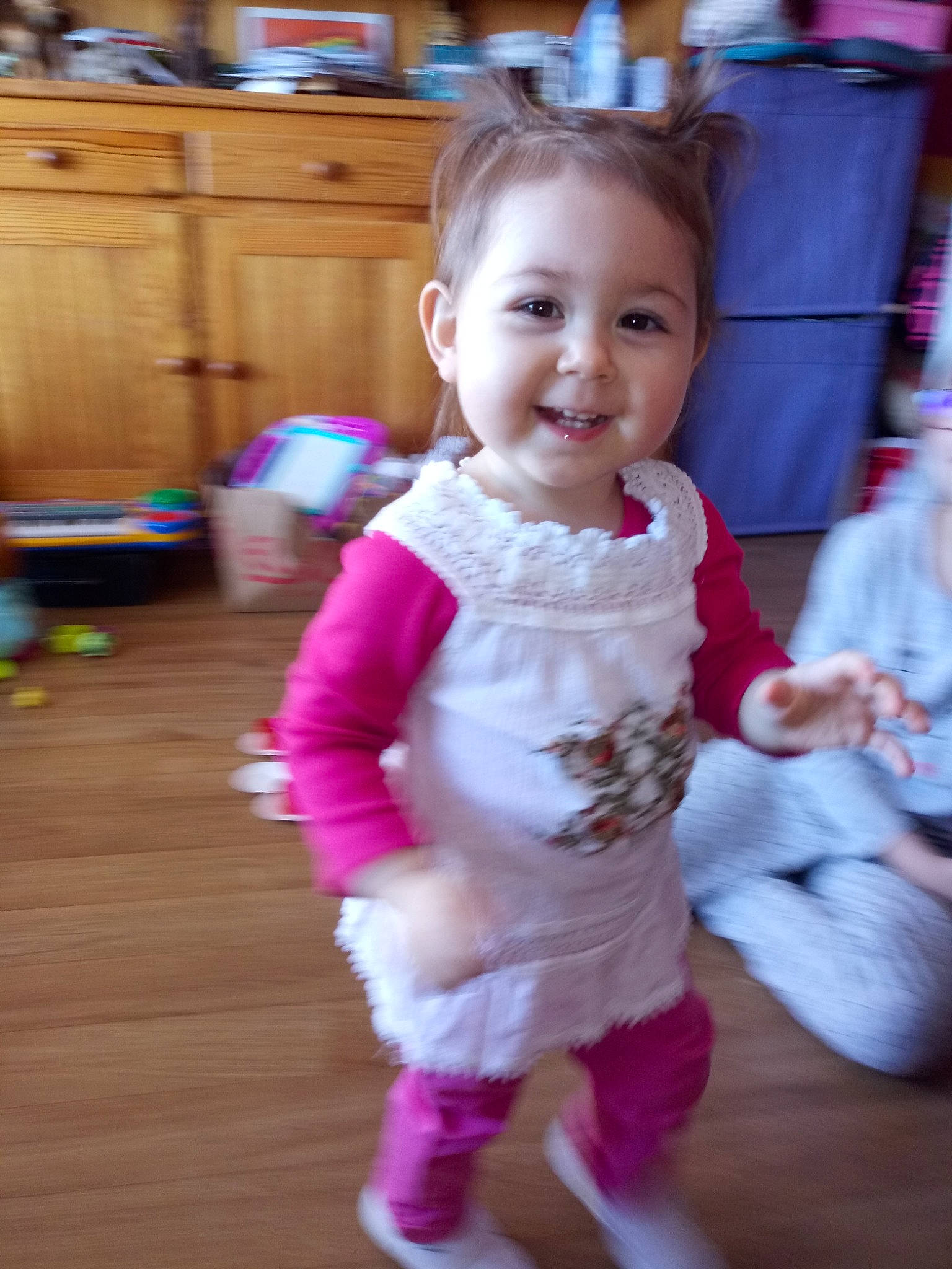 Cécilia a rejoint le concours — aidez-le/la à gagner de superbes lots ! baby, baby_toddler_clothing, cheek, child, joy, person, pink, play, skin, smile, standing, toddler