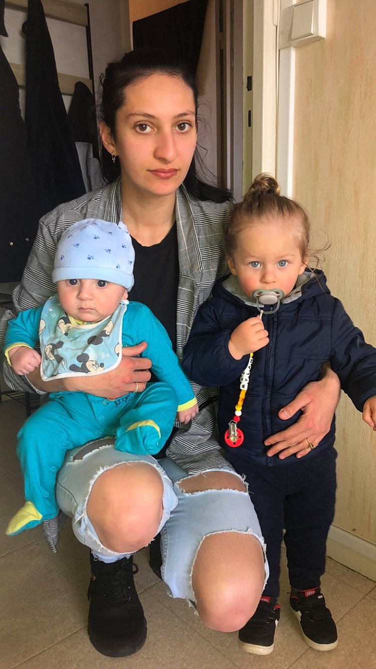 Mylan Luciano a rejoint le concours — aidez-le/la à gagner de superbes lots ! baby, baby_toddler_clothing, chair, child, eye, face, fashion, fun, head, headwear, iris, joint, lap, leg, organ, people, person, shorts, skin, surprise